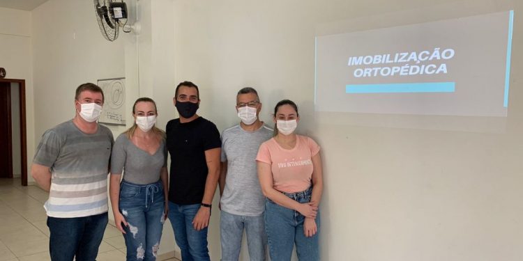 Profissionais da saúde iniciam curso de imobilização ortopédica