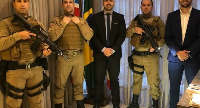 Com doação de vereador, PM de São João Batista ganha lanternas para fuzis