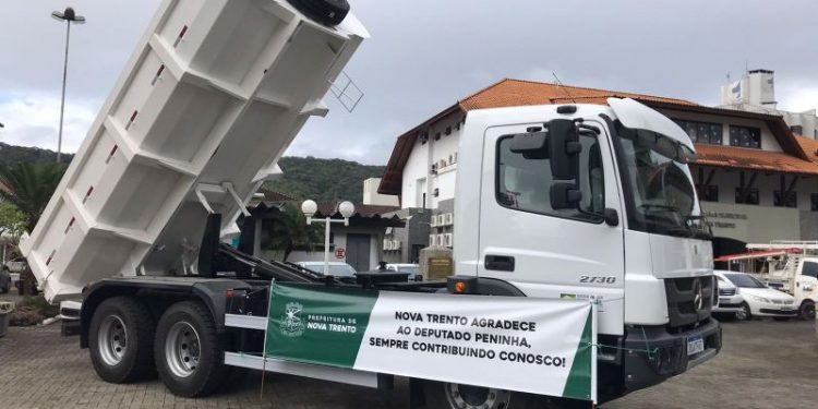 Nova Trento recebe caminhão caçamba para integrar a frota de veículos