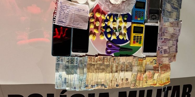 Polícia Militar prende casal em São João Batista, suspeito de tráfico de drogas