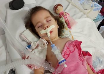 Laurinha apresenta piora e é intubada