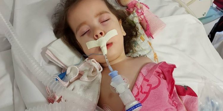 Laurinha apresenta piora e é intubada