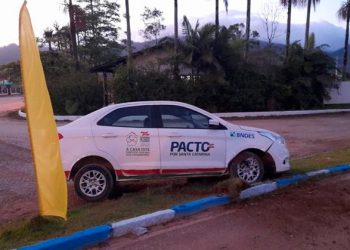 Carro da Prefeitura de Canelinha fica danificado em colisão durante a madrugada