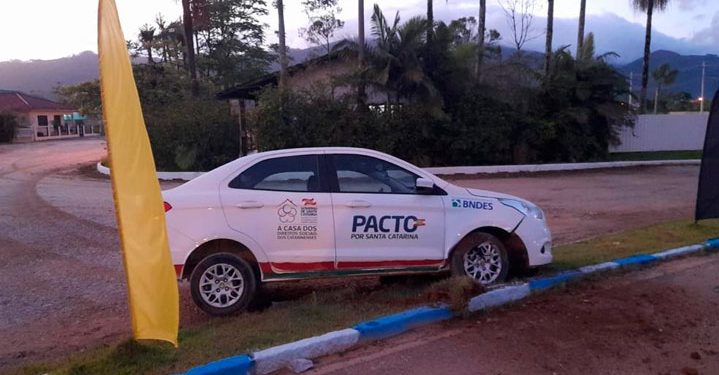 Carro da Prefeitura de Canelinha fica danificado em colisão durante a madrugada