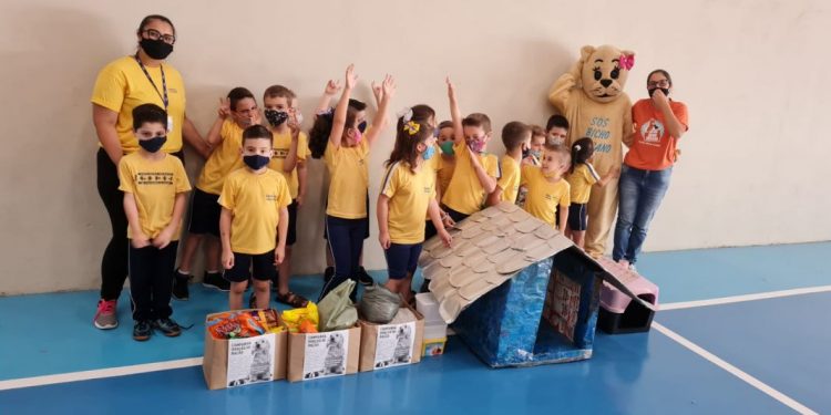 Estudantes arrecadam ração e doam a ABPA