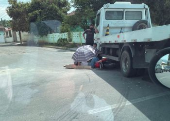 Motociclista fica presa embaixo de caminhão, em São João Batista