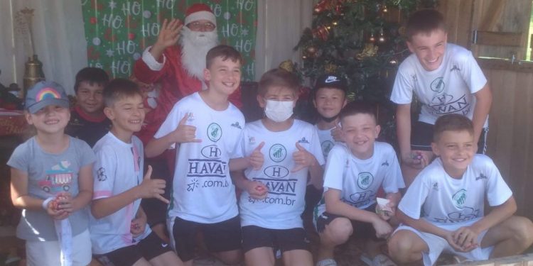 Papai Noel visita Parque Municipal de Canelinha