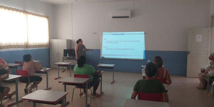 Servidores da Rede Municipal de Ensino participam de formação em Nova Trento