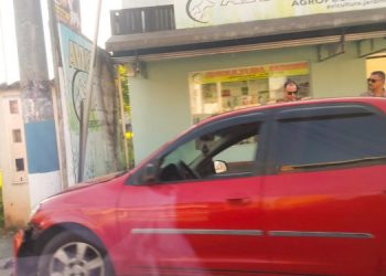 Motorista colide contra poste no centro de São João Batista