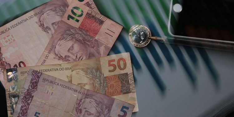 Novo salário mínimo de R$ 1.212 já está em vigor