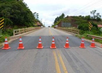 Em Canelinha, SC-410 fica interditada até sexta-feira para obras de contenção