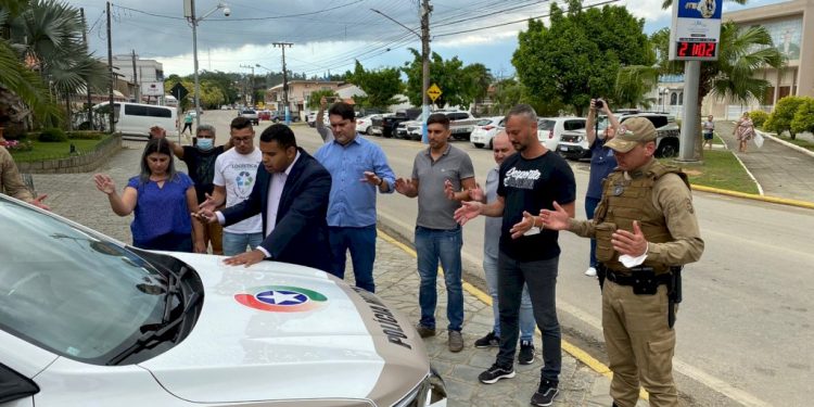 Canelinha recebe nova viatura da PM com oração