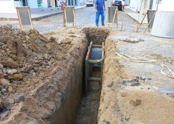 Sisam inicia implantação de rede coletora de esgoto na rua Jorge Lacerda