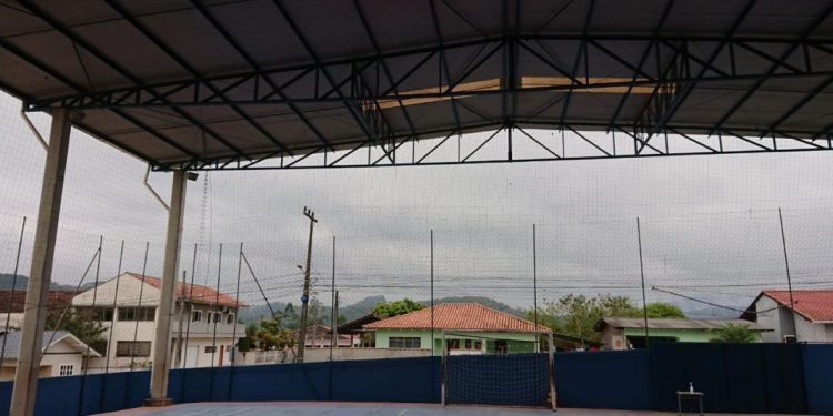 Laterais da quadra poliesportiva da Escola Araci serão fechadas