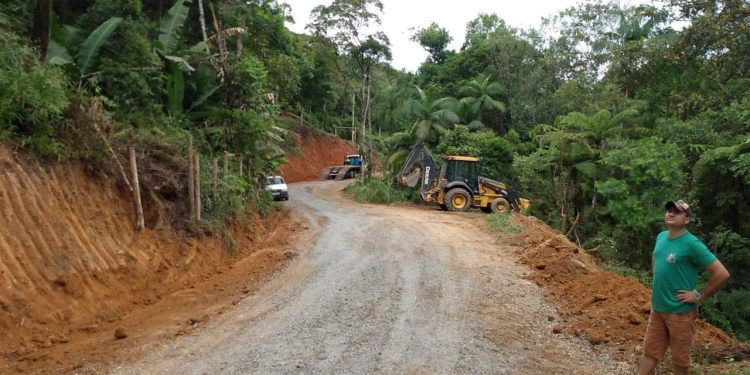 Secretaria de Obras realiza alargamento de estrada no Alto Alferes, em Nova Trento