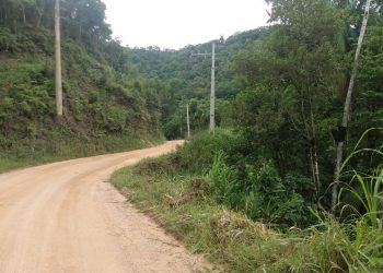 Secretaria de Obras aterra trecho da estrada do São Valentim, em Nova Trento