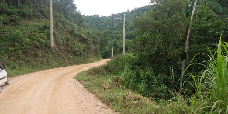 Secretaria de Obras aterra trecho da estrada do São Valentim, em Nova Trento