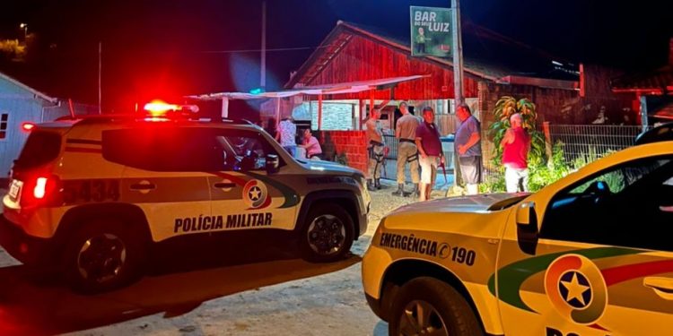 Flagrado pela PM homem tenta jogar arma em vaso sanitário, em Major Gercino