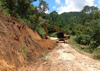 Secretaria de Obras realiza limpeza e alargamento de estrada na localidade do Baiano, em Nova Trento