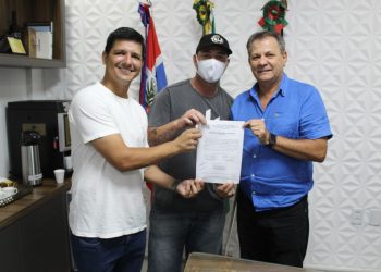 Ordem de serviço para construção de campo no bairro Carmelo é assinada
