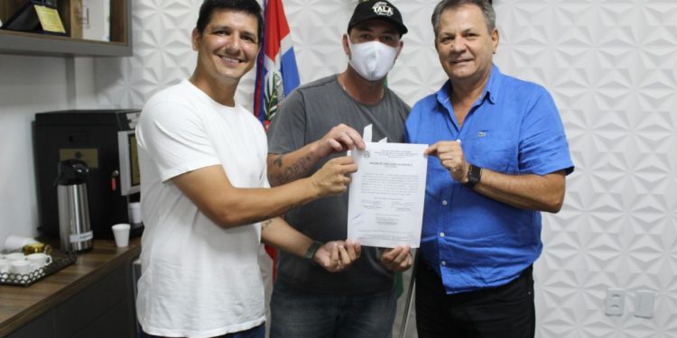 Ordem de serviço para construção de campo no bairro Carmelo é assinada