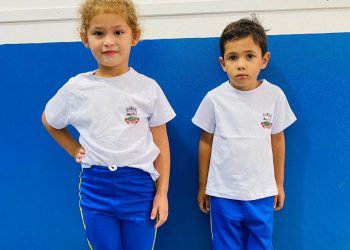 Alunos de Canelinha recebem uniforme escolar