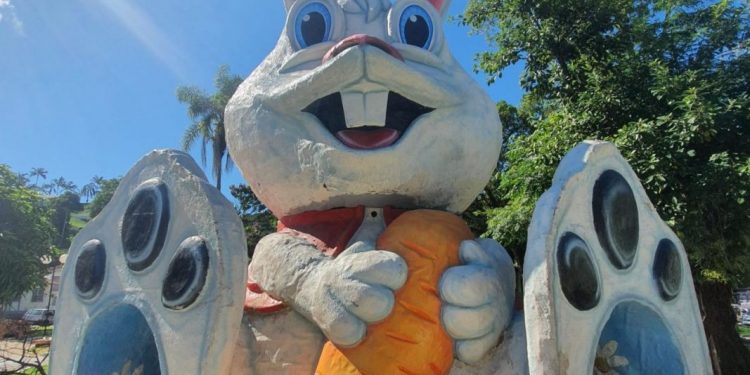 Maior coelho de páscoa de Santa Catarina é a grande atração, em Nova Trento