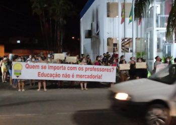 Em nova manifestação, professores reivindicam reajuste do magistério