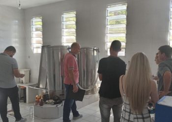 Comitiva de Nova Trento visita entreposto de mel em Botuverá
