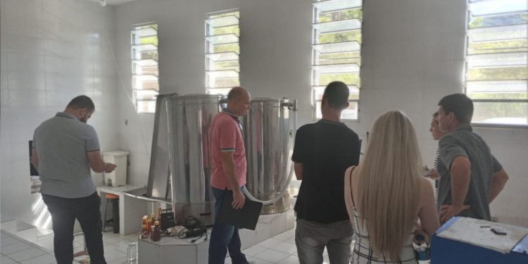 Comitiva de Nova Trento visita entreposto de mel em Botuverá