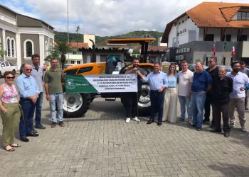 Secretário de Estado da Agricultura entrega trator para Nova Trento