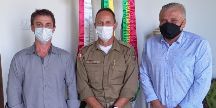 Presidente da Câmara e vice-prefeito solicitam mais efetivo para PM