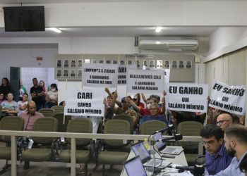 Garis fazem manifestação na Câmara de São João Batista