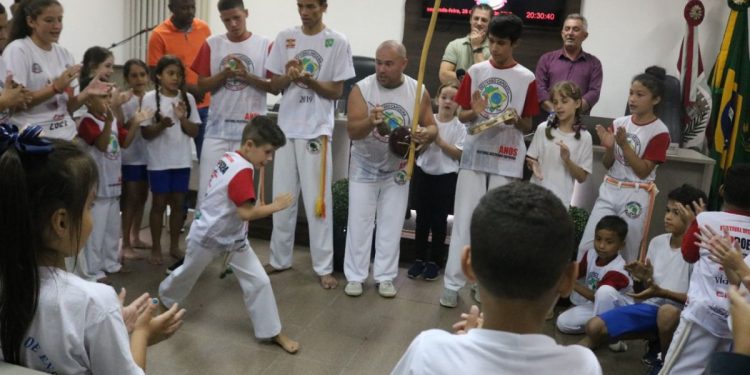 Grupo de capoeira se apresenta na Câmara de Vereadores, em São João Batista