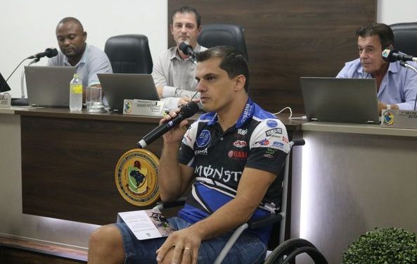 Motociclista Fabiano Bernardo é homenageado na Câmara de São João Batista