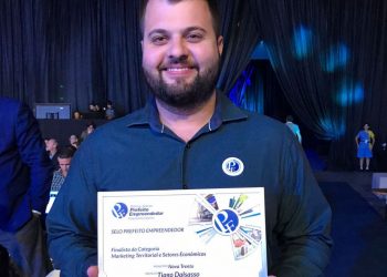 Prefeito Tiago recebe o selo Sebrae Prefeito Empreendedor