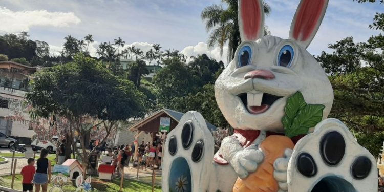 Maior coelho de páscoa de Santa Catarina atrai turistas e incrementa economia de Nova Trento