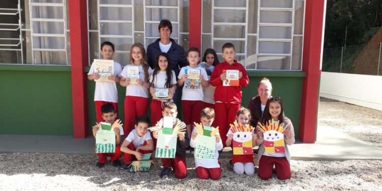 Alunos das escolas municipais realizam atividades na Semana da Literatura Infantil em Nova Trento