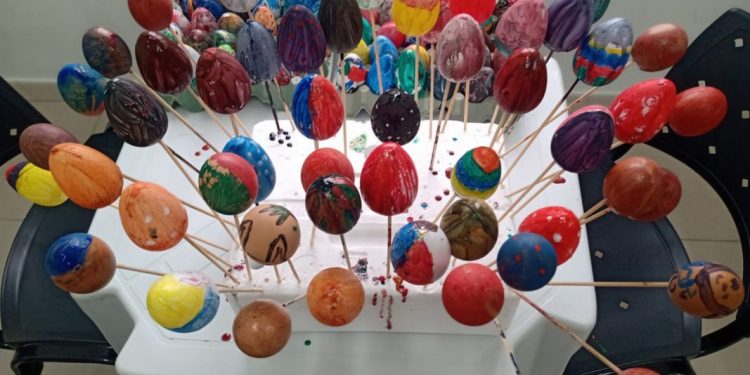 Jovens do Serviço de Convivência do Cras produzem casquinhas e árvore de páscoa