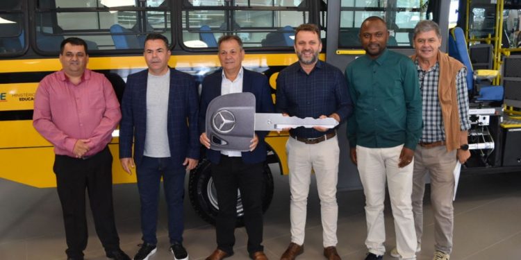 São João Batista recebe novo ônibus escolar
