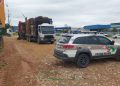 Polícia fiscaliza caminhões de transporte de madeira, em São João Batista