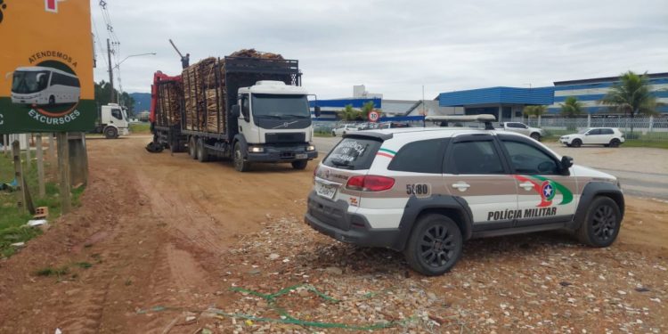 Polícia fiscaliza caminhões de transporte de madeira, em São João Batista