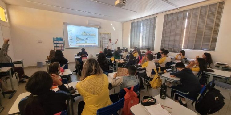 Documentário sobre as canoas de garapuvu é apresentado em cidades do litoral catarinense