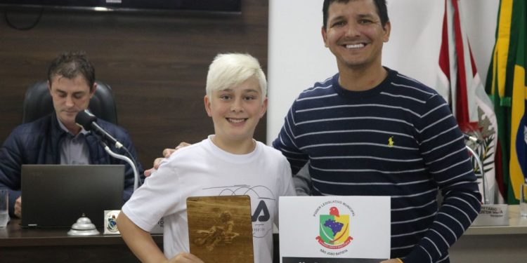 Piloto batistense de 11 anos é homenageado na Câmara de Vereadores