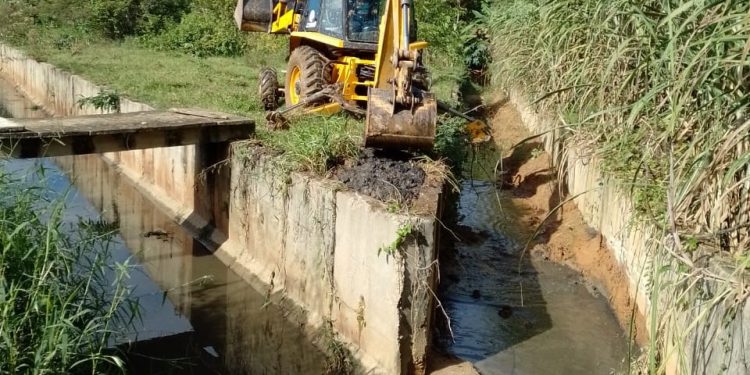 Secretaria de Infraestrutura realiza limpeza de galeria no Timbezinho