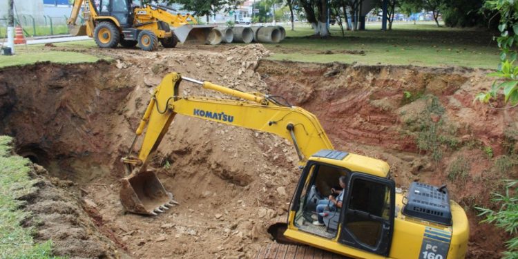 Infraestrutura efetua enrocamento para conter avanço de cratera em São João Batista