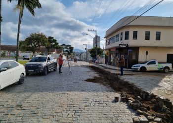 Sisam inicia implantação de rede coletora de esgoto na rua Leoberto Leal