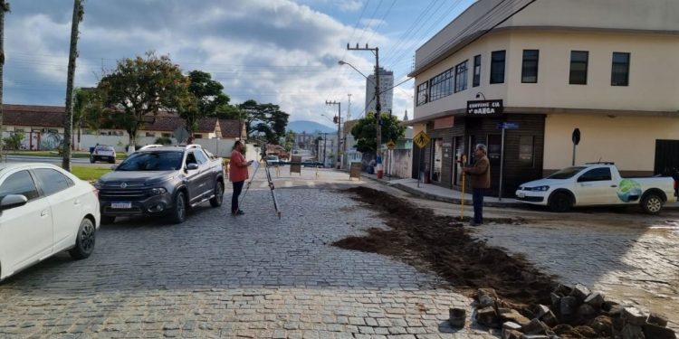 Sisam inicia implantação de rede coletora de esgoto na rua Leoberto Leal