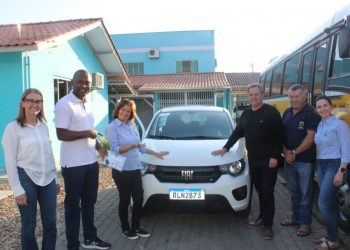 Novo automóvel é entregue para a APAE de São João Batista