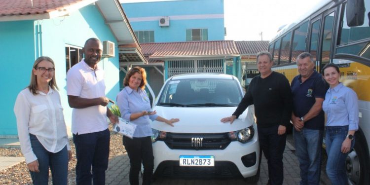 Novo automóvel é entregue para a APAE de São João Batista